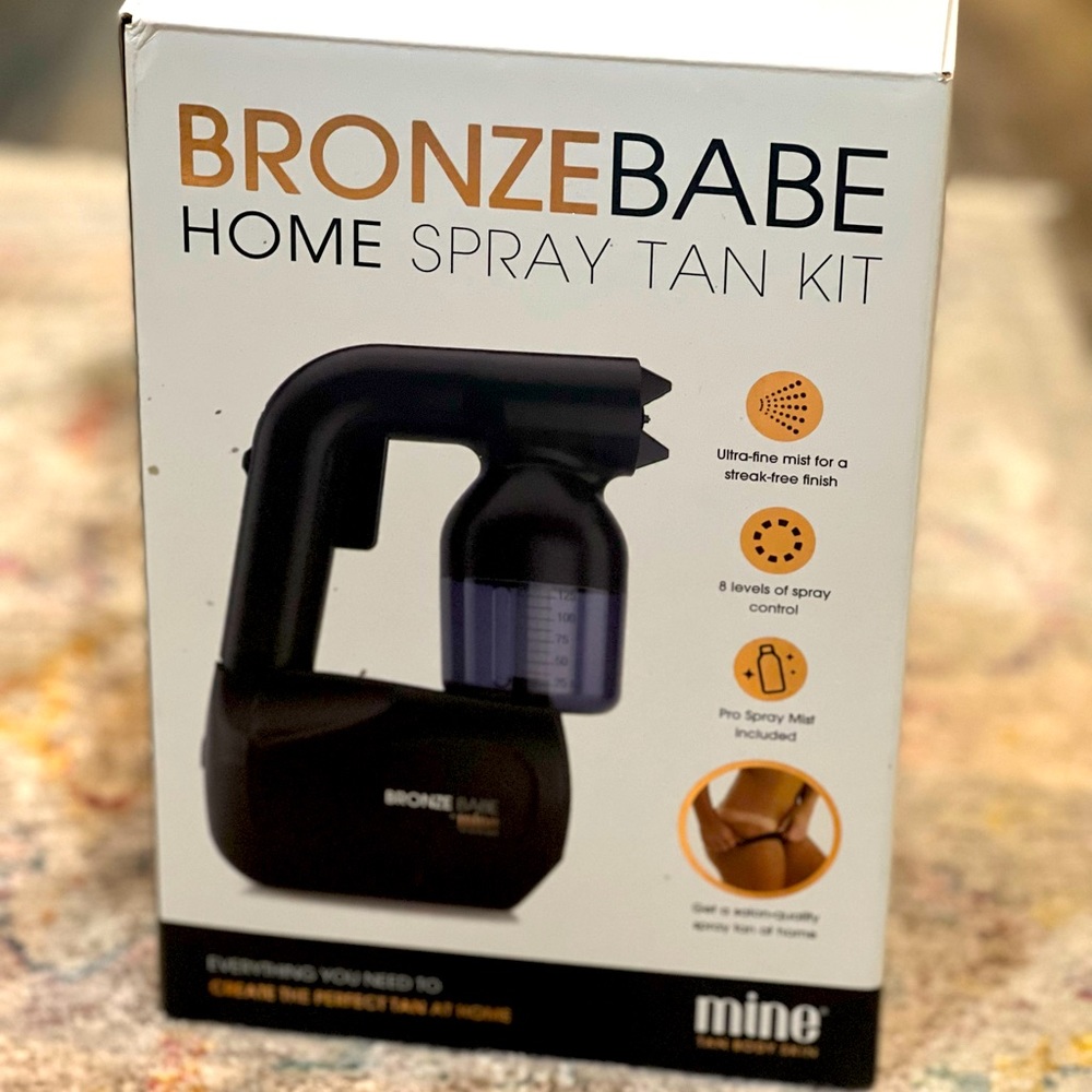 Spray tan machine with supplies